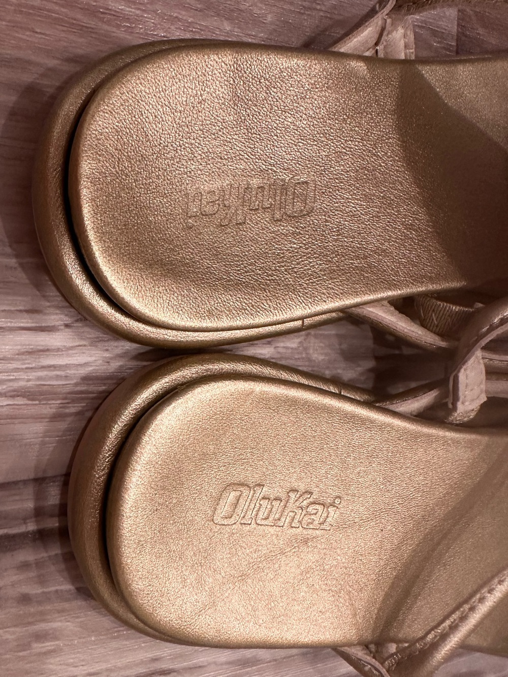 OluKai Metallic Gold Strappy Slide Sandals NWOT Resortwear Summer Sz 8 - Picture 7 of 12